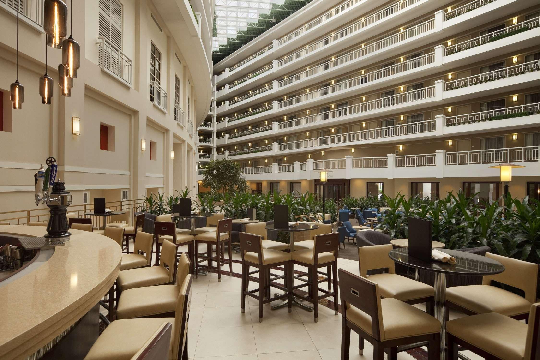 Embassy Suites By Hilton Alexandria Old Town Buitenkant foto