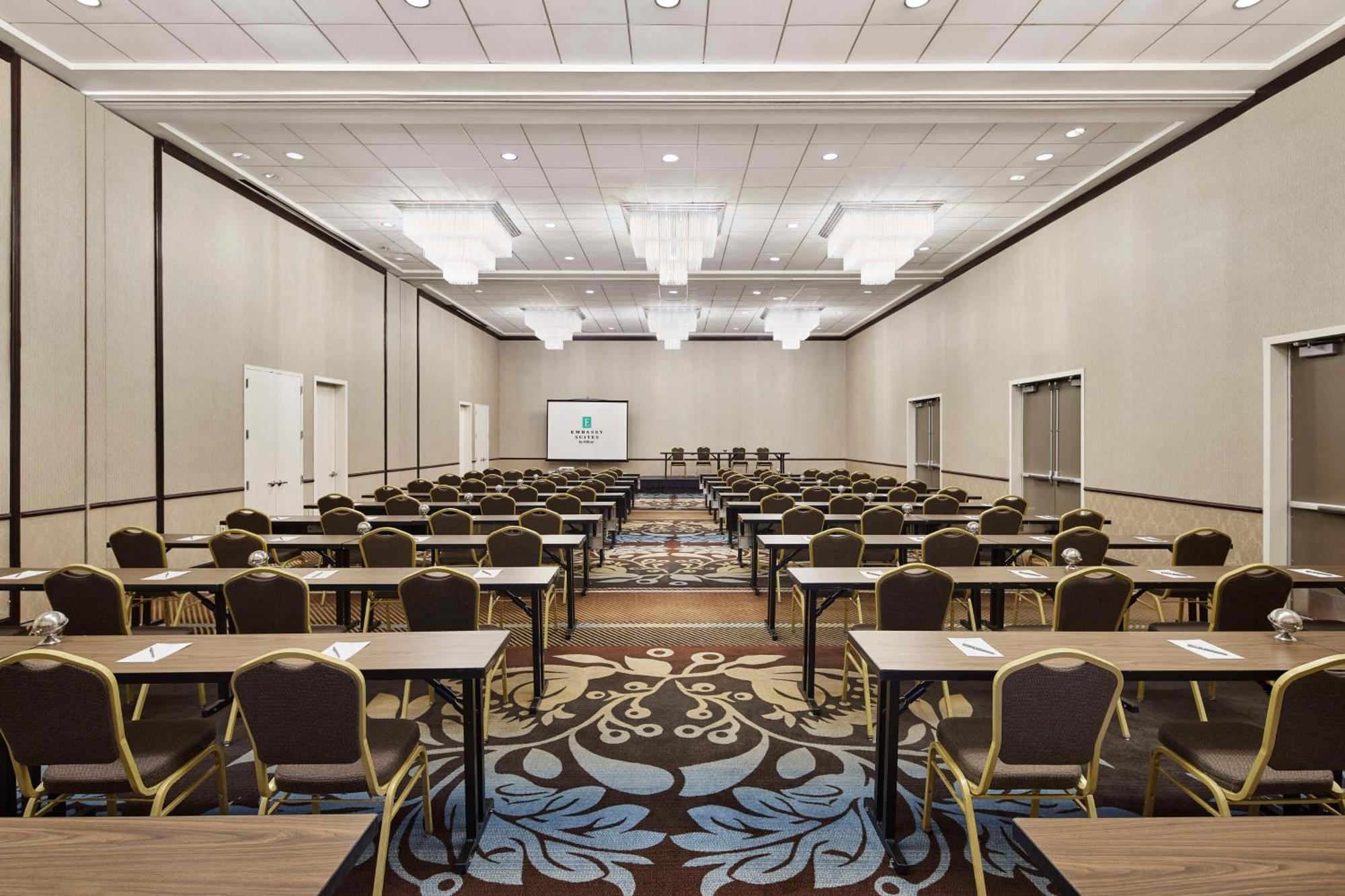 Embassy Suites By Hilton Alexandria Old Town Buitenkant foto