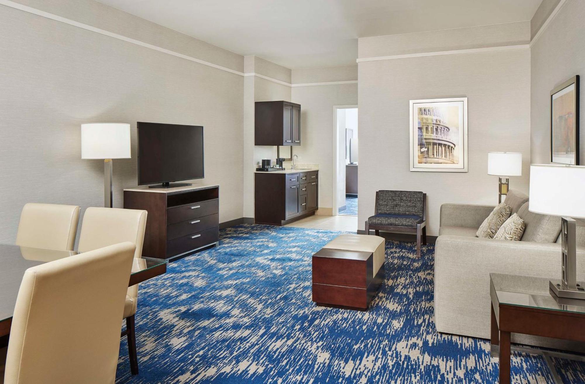 Embassy Suites By Hilton Alexandria Old Town Buitenkant foto