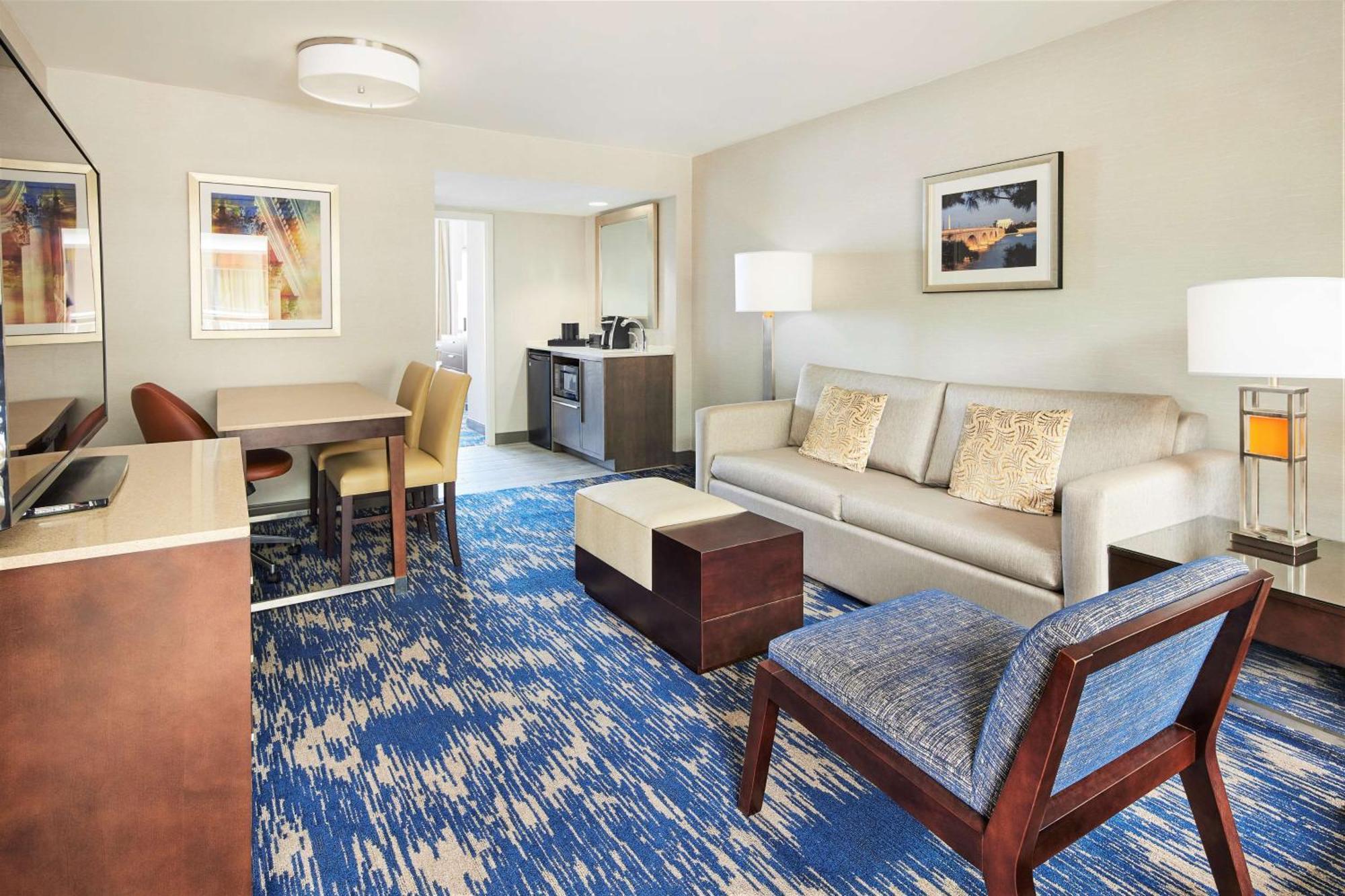 Embassy Suites By Hilton Alexandria Old Town Buitenkant foto