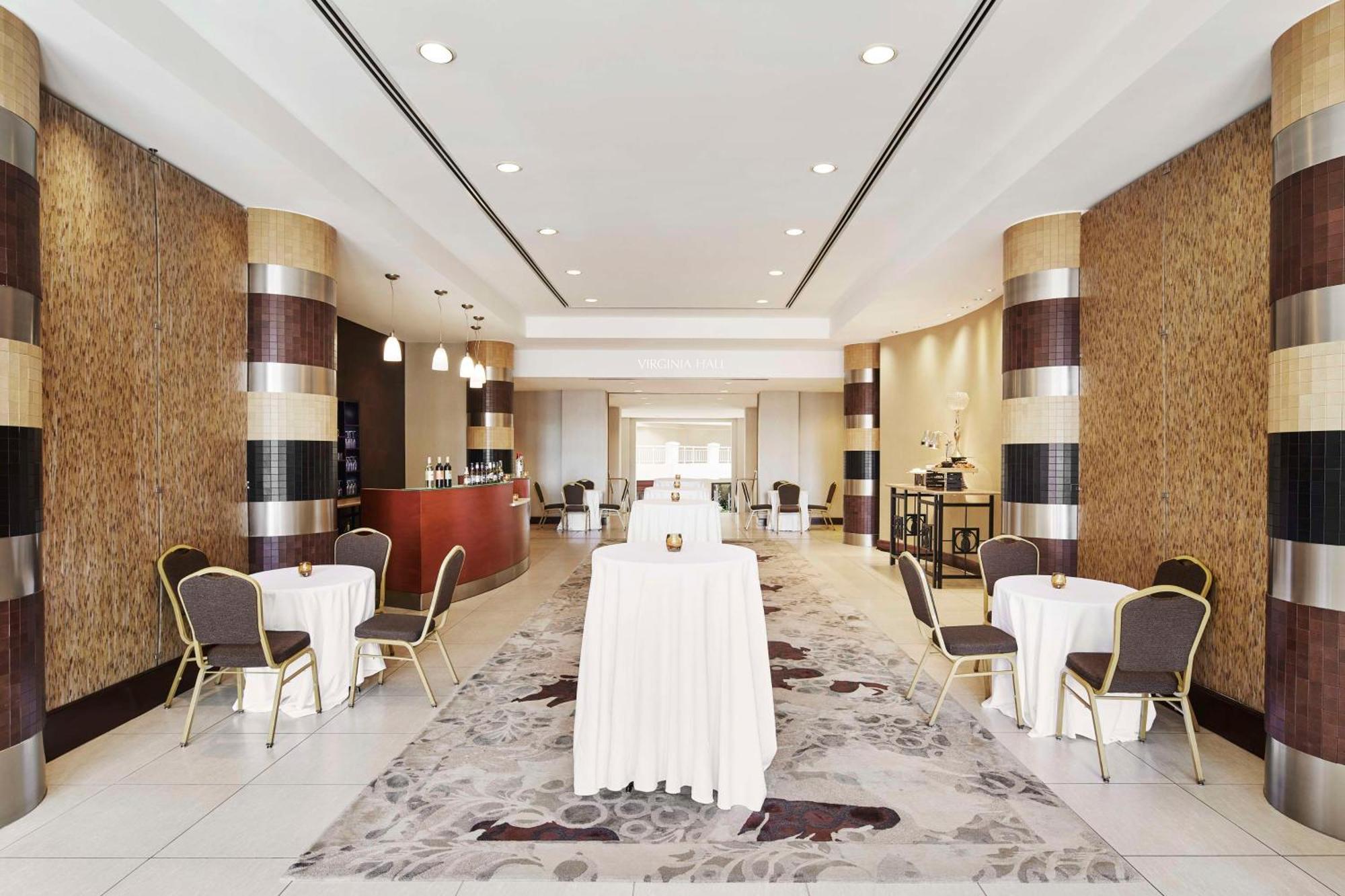 Embassy Suites By Hilton Alexandria Old Town Buitenkant foto